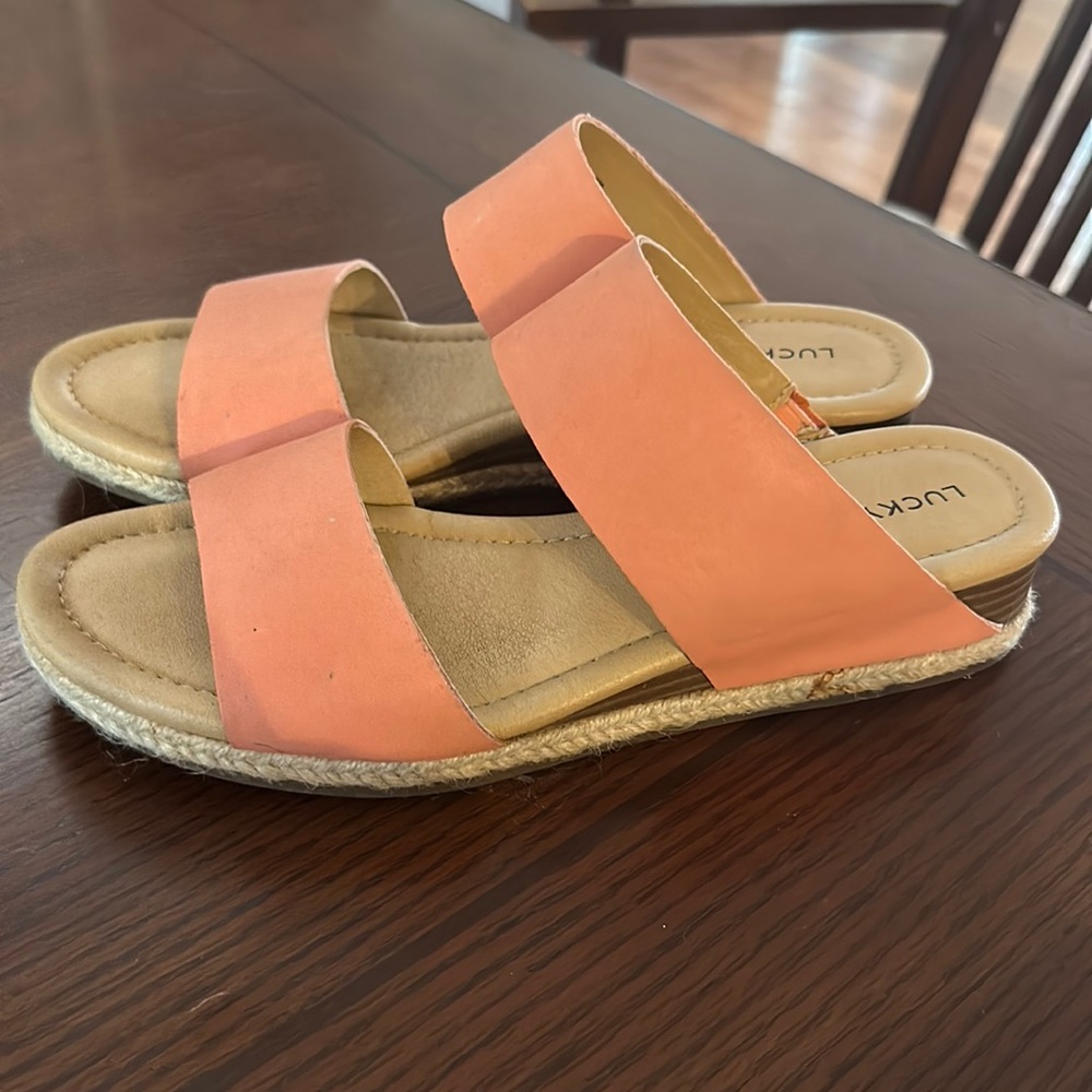 Lucky Brand peach/pink wedge